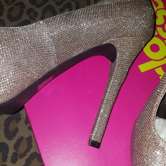 Gorgeous Champagne Glitter Pump - Picture 2 of 4